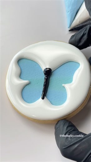 Laura Alvarez - Decorated cookies on Instagram: "This butterfly cookie is super simple to make, but look how cute it turns out!🦋Sometimes, less really is more. ❤️Recipes and cookie cutters are in my link in bio! #cookiedecorating #butterfly #satisfying #easy"
