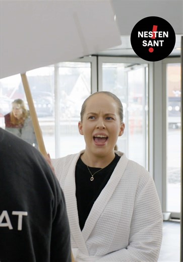 Kvadrat, 1999. En dame går rundt på senteret i hvit morgenkåpe og badesko. Vekteren spør hva hun driver med. «Jeg demonstrerer», sier hun. For hva? Det vil hun ikke si. Men hun er rasende. #NestenSant