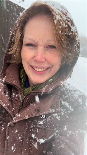 Monique van Roekel | met je praktijk van uitstel naar succes on Instagram: "Rust! Dat is het eerste wat de ondernemers met wie ik werk, zeggen als ik ze vraag wat een sessie hen heeft opgeleverd. En ja, ze krijgen ook een heldere strategie, een scherpere positionering. Ze krijgen richting. Ze maken betere keuzes. Ze gaan eindelijk uitvoeren wat nodig is om klanten te krijgen. Maar het eerste wat ze voelen, is rust. Niet de rust van ‘even niks doen’. Maar de rust die ontstaat wanneer je systeem s