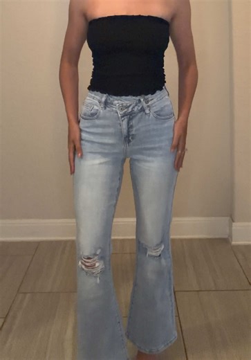 This asymmetric Jean detail is so cute🫶🏻✨ #asymetricjeans #womensjeans #vjeans #highwaistedjeans #bootcutjeans