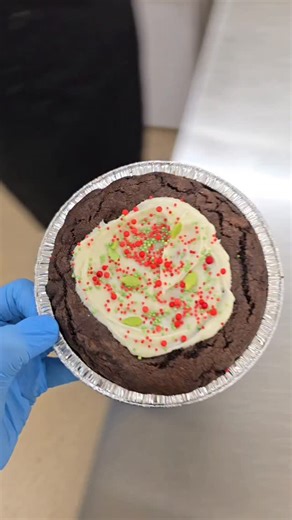 Christmas Pudding Deep Dish Cookie 🎄 Double chocolate soft cookie stuffed with Christmas Pudding... MUST be served warm with custard surely 😍🎅 #deepdishcookie #doublechocolate #christmaspudding #cookies #food | Clever Cookie