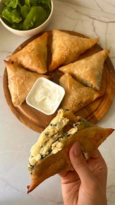 Crispy Rice Paper Pockets with Spinash and Cheese ✨Ingredients : • Rice paper sheets: 12 round • Egg: 1 • Water: 100 ml • Soy sauce: 1 tbsp ⸻ Filling: • Feta cheese: 180 g • Shredded mozzarella: 100 g • Baby spinach: 200 g • Egg: 1 • Salt if it’s needed • Seasoning: paprika, onion powder, garlic powder, black pepper ⸻ Instructions: 1. Whisk the egg with soy sauce and water. Briefly dip two rice paper sheets at a time into the mixture — ⚠️ just enough to soften slightly. They should still be firm