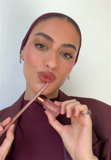 منتجات الشفاه من مونقليـز! 🪄🩷🪩 محدد وملون الشفايف من مونقليـز، مصممة لتحديد ثابت ولمعة مميزة – بدرجات تشبهنا و تناسب كل مـود! قريباً… The lip ERA starts now! 🪄🩷🪩 The newest addition to Moonglaze – made for definition, colour, and shine..! Smooth, comfortable liners and weightless, glossy tints made to get you the FEELS… For all your MOODS! Coming soon… #moonglaze #lipcollection #makeup #highlighter #blush