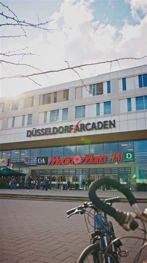 Ihr kommt zum Shoppen – wir kümmern uns um den Rest. 💼🧸 Zum Beispiel: 🧺 Ihr habt große Taschen dabei, wir bieten Schließfächer. 👶 Euer Kind braucht eine Windel? Wir haben ein Baby-Kit. 📱 Regenschirm vergessen? An unserer Kundeninformation könnt ihr euch einen abholen. Service, wie ihr ihn braucht – willkommen in den Düsseldorf Arcaden. 💛 | Düsseldorf Arcaden