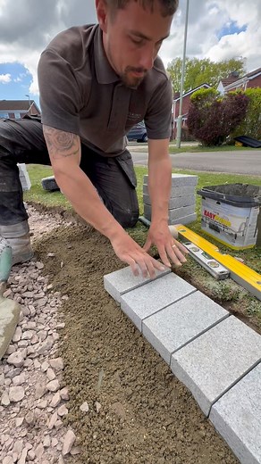 Installing granite setts for a new driveway 🔥 RF Landscape Products - RF Paving #fbreels #project #garden #landscaping #edging #granite | Hoskins Innovations