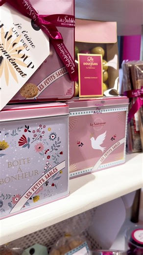 Les fêtes de fin d’année sont passées mais l’hiver est encore là ! ❄️ En boutique ou sur notre site internet, retrouvez nos boites métal, autres étuis et assortiment de saison ! À l’intérieur de chaque boite se cache un assortiment différent de Petits Sablés ou autres gourmandises !