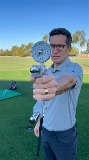 Grip Strength vs. Grip Pressure (They Are Not the Same) ➡️Grip strength is a static measurement of force—how hard you can squeeze a dynamometer. ➡️Grip pressure is dynamic—how much force you apply to the club during the swing, how it’s distributed between hands, and how it changes over time. • Strong grip = you can squeeze harder • Weak grip = you cannot This distinction matters more than many golfers realize. Most golfers would benefit from more grip strength. Not necessarily gripping the club 