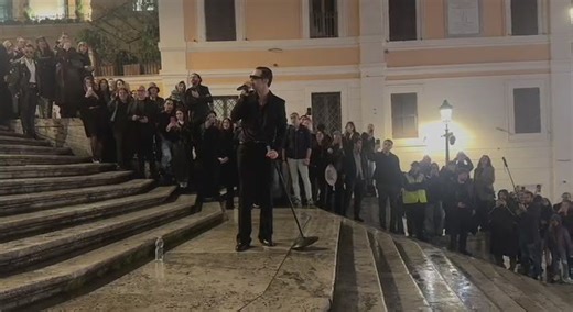 Achille Lauro, a Piazza di Spagna l'omaggio a Venditti con «Notte Prima degli Esami»: il video