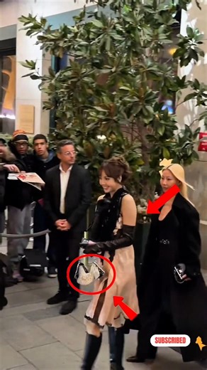 😱🤑Paris ki sadko par queen entry 👑🔥 Lisa ka luxury look ne sabko shock kar diya 💎✨ #starlookprice