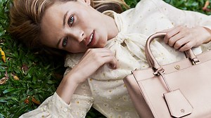 A timeless favorite The Robinson tote in rose gold Shop Now: torybur.ch/Robinson | TORY BURCH