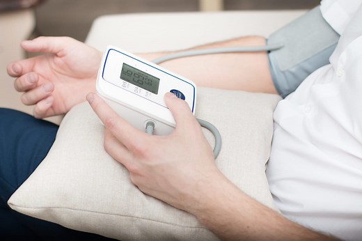 Hypotension orthostatique : causes, test, médicament, que faire ?