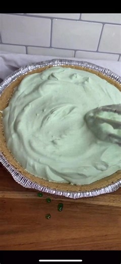 Skinny no bake key 🍋‍🟩 lime pie Ingredients • 1/3 cups Water • 1 Box of Sugar Free Lime Jello (0.3 oz) • 2 Containers of Key Lime Dannon Yogurt (Light and Fit) • 4 ounces Light Cool Whip (Thawed) • 9 Inch Graham Cracker Crust Instructions 1 Microwave 1/3 cup of water for about one minute and 30 seconds. 2 Mix in your lime Jell-O packet until completely dissolved. 3 In a large bowl, whisk together yogurt and lime Jell-O until well combined. 4 Next, fold in the Cool Whip. 5 Add the filling into 