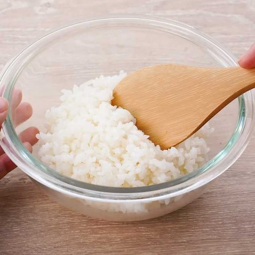 簡単混ぜるだけ！失敗しない酢飯の作り方（一人分） | デリッシュキッチン