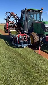 Gettin’ through the workweek down in West Texas at @4_point_turf with their RoboMax JD hard at work in the fall weather. 💪🏼🚜🌱🇺🇸 | Brouwer Kesmac