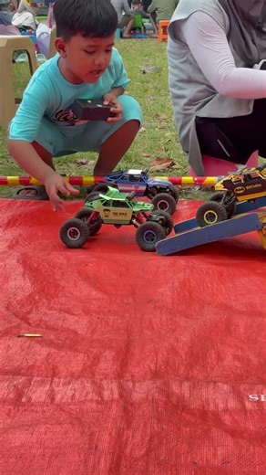 Mainan mobil monster remote di alun alun #mobilmobilan #rccar #rcmonster #rcoffroad #minirc #rc