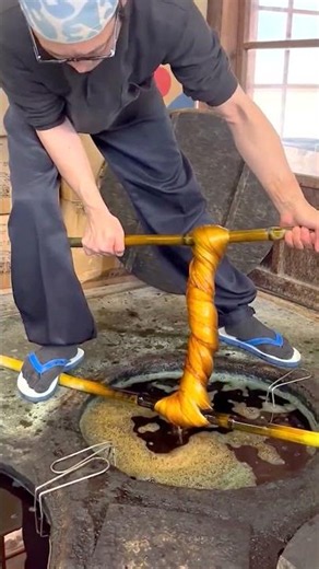 One of Japan's Oldest Crafts: How Do Master Artisans Dye Silk Threads with Indigo?