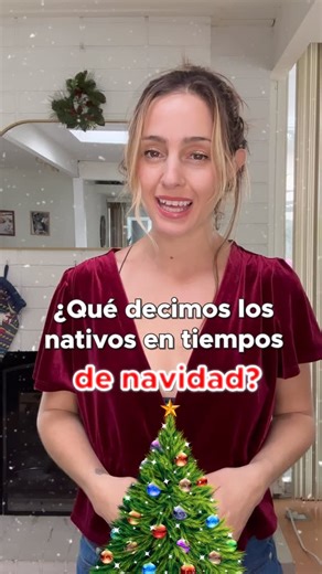 Dynamic English on Instagram: "Si en diciembre andas diciendo solo “Merry Christmas”, we need to talk 😅🎅 ✨ “Let’s do Secret Santa this year.” Sí, el famoso amigo secreto. ✨ “I’m wrapping gifts tonight.” Envolver regalos → wrap, con W muda… porque el inglés es así 🤡✨ ✨ “We’re hosting Christmas dinner.” Vamos a ser los anfitriones. Do a dinner ❌ never. ✨ “Don’t peek at your presents!” Para esos que no pueden esperar ni un día 😄 ✨ “I’m on gift duty this year.” Te toc