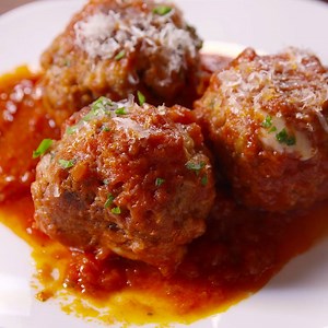 These Cheese-Stuffed Meatballs are an Italian dinner dream come true: http://dlsh.it/GMAx6k2 Full recipe: http://dlsh.it/KoXTQ2J | Delish