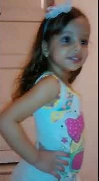 Modelo, niña de 3 años modelando