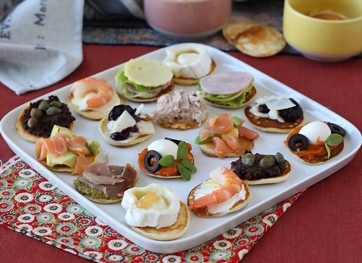Recipe for garnished blinis: the perfect party platter