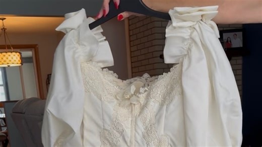 ‘It’s irreplaceable’: Heirloom wedding dress stolen from apartment mailroom, bride says