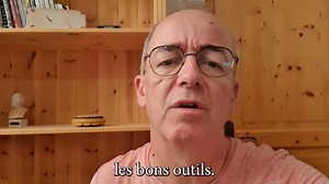 Vous êtes pianiste, vous voulez accompagner des chansons ou des standards de jazz🎶 et vous ne savez pas comment vous y prendre 🤔 ? Vous avez peut-être tenté de regarder des dizaines de tutos YouTube sans que cela vous aide vraiment, et vous sentez bien que vous n’utilisez pas les bon outils😯 Je suis Joël Clément, accompagnateur professionnel🎹 et j’organise un Web-atelier 100 % offert dans lequel j’explique pourquoi il est facile d’apprendre à créer un bon accompagnement et les bonnes étapes 
