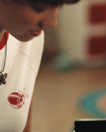 Faire le bien, ça fait tellement de bien. Alors, retirez bien les piles usagées et les composants électroniques de votre carte de vœux musicale. C'est ça, le recyclage responsable ! 💚 🔋 Vous pouvez bien sûr aussi opter pour une carte sans piles, le choix ne manque pas. 😉 | Bebat