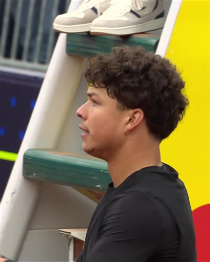 SHELTON LANCE SA TOURNÉE SUR TERRE 🧱Mené d’un break dans la dernière manche, le n°6 mondial et finaliste 2025 Ben Shelton s’impose en trois sets contre Emilio Nava (7-6, 3-6, 6-3) et se qualifie pour les 1/8 de finale au tournoi ATP 500 de Munich. ✅