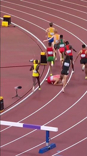 George Beamish rises after a fall 😳 #worldathleticschamps #athlete #crash #newzealand