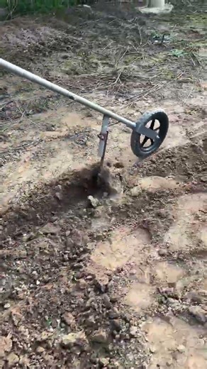 Innovative Farming Tool: Hand-Pushed Gutter Weapon Revolutionizes Harvest Efficiency