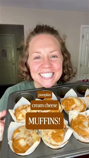 You’re going to FALL in love with these pumpkin cream cheese muffins! 🍁