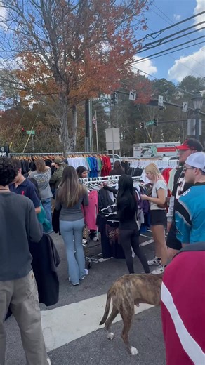 Kamp de Crog Vintage Market on Magnolia St. | Scott Long