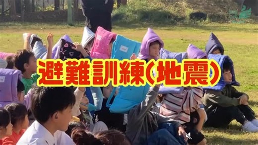 明晴学園 on Instagram: "🚨避難訓練(地震)🚨🏫 地震を想定した避難訓練の様子を紹介します。 教室の中🏫、バスの中🚌、駅の中🚉―― もし今、地震が起きたら…？👀 子どもたちは、それぞれの場面を想像しながら、 自分の身を守る行動やとっさの判断について考えました🤔 中には、頼もしいと感じるような回答をする生徒も！ いざという時にどうやって身を守るための学びが詰まった、 災害時の避難訓練の様子をぜひご覧ください👐 #明晴学園 #日本手話 #バイリンガルろう教育 #手話 #手話で学ぶ日々 #ろう学校 #ろう学校の日常 #deaf #ろう教育 #避難訓練 #防災 #防災訓練 #しながわ防災学校"