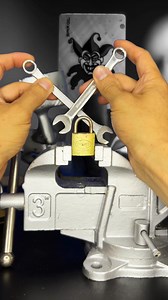 That's how they open a padlock but they won't be able to do it with a big and strong padlock; you'll be safer 🔑🔥🐉🚨......... Así abren un candado pero no podran hacerlo con un candado grande y fuerte; estarás mas seguro 🔑🔥🐉🚨………. #Lock #KEY #locksmith #CMLocks #ideas | Cerrajeros Master Locks