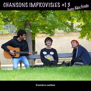 Des chansons improvisées à des gens assis sur un banc | Alex Fredo