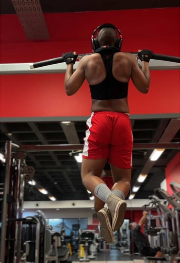 Are those back abs i see?!🤭 Booth clenched harder than your boyfriends jaw whenever you saiy “valentine” Form is a work in progress🙏🏽 #strentghtrainingforwomen #womenwholift #functionalfitness #policefitness #strentghtraining