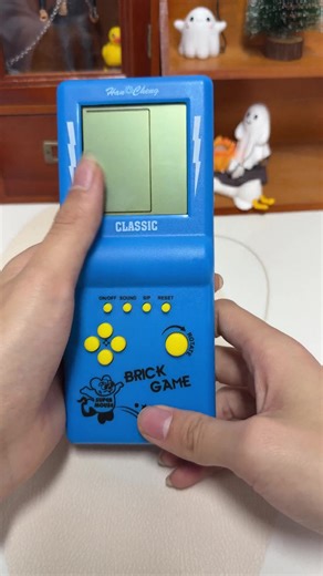 “This mini game console is bringing back all the nostalgia — and it’s addictive!” #fyp#TikTokHolidayHaul #gamingfinds #minigameconsole#retrostyle