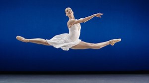 Nous sommes heureux de lancer, en collaboration avec le Groupe Banque TD, une toute première programmation digitale! Les Grands Ballets chez soi offrira un rendez-vous hebdomadaire durant six semaines à tous les amoureux de la danse avec des créations et des grands classiques interprétés par les danseurs de la compagnie. Découvrez dès maintenant le premier vidéo de cette série! Véritable joyau du répertoire classique, Le Talisman de Marius Petipa, mettant en vedette nos danseurs Rachele Buriassi
