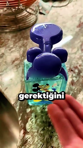 Elini tuhaf sabunla yıkadı❤️