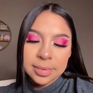 862K views · 10K reactions | I love how this turned out even though I failed at my first look  . Products - Lucky Lashes Co. lost in love palette - @goldenparadise__ ‘pink butterfly’ glitter (code chelly) - @princesak.cosmetics ‘Muñeca’ lashes - @princesak.cosmetics highlight ‘yasss’ - Beauty Creations foundation shade 4.0 (discount code CHELLY) - NYX Professional Makeup born to glow concealer shade ‘vanilla’ | Chellylovesmakeup91 | Facebook