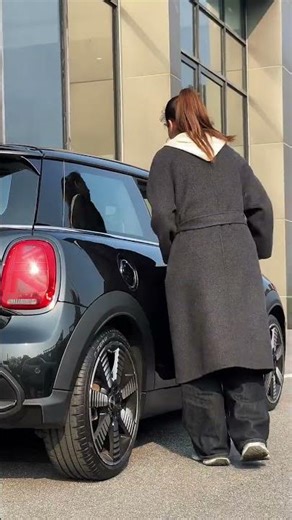 Saya mungkin akan membeli #mini convertible #autoshow #MINI setelah saya menerima gaji 30