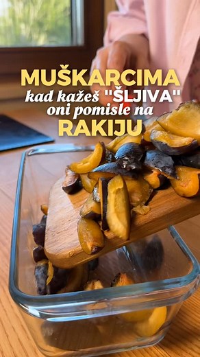 ✨ Ovaj kolač sa šljivama i hrskavim posipom od badema i cimeta spaja tradicionalni recept i mali “moderni” twist. Rezultat je sočan, mirisan i pun ukusa – baš kao što ga je nekad pravila baka, ali sa bogatijim prelivom. 💜 📋 Sastojci: 225 g 2 kašike brašna 2 kašičice suvog kvasca (ili 14 g svežeg) 125 ml mleka (pola odmah, pola kasnije) 3 kašike šećera 1 žumance 3 kašike otopljenog putera (prohladjenog) prstohvat soli korica 1 limuna 700 g šljiva (na četvrtine) Posip od mrvica (streusel) 50 g l