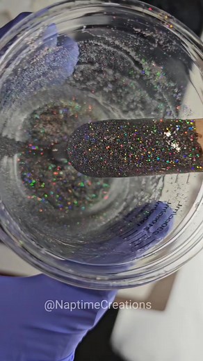 Resin ornament pour #epoxytable #resinartist #resin #resinart #resinartwork #epoxy #resincraft #epoxyresin #uvresin | Art by Tish