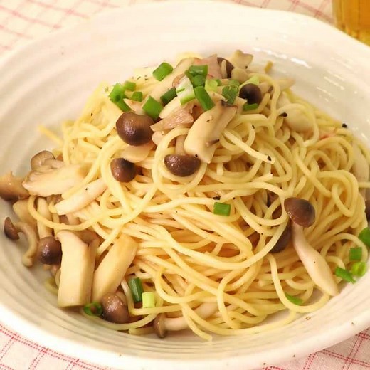 きのこたっぷり♪ きのことベーコンの和風パスタのレシピ動画・作り方 | デリッシュキッチン