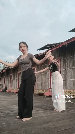 Tari Tradisional Dayak: Keindahan dan Kreasi Tari Kalimantan