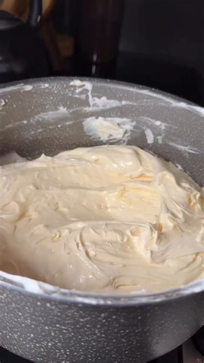 Chef Ana Mello ✨ on Instagram: "COMENTE “EU QUERO” PARA ADQUIRIR 100 RECHEIOS QUE NÃO VÃO AO FOGO + 20 RECEITAS DE MASSAS DE BOLOS E MUITO MAIS! 😱 + 9 E-BOOKS DE BÔNUS, PARA VOCÊ SE PROFISSIONALIZAR NO RAMO DA CONFEITARIA E ARRASAR NAS RECEITAS DE CASA OU NAS VENDAS! 🤩✨ Me siga para receber mais vídeos incríveis como esse, todos os dias! 🤍 Recheio de Ninho Supremo ⬇️🤍 - ⁠2 caixas de Leite condensado - ⁠2 caixa de creme de leite - ⁠1 xícara de Leite em pó (Ninho) - ⁠200ml de chantilly Crédito