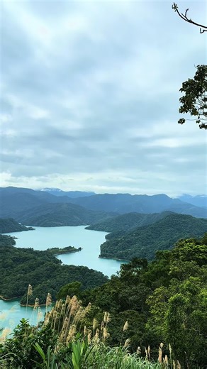 ✨Pulau Raja Ampat di Taiwan🐊🇹🇼 📍Crocodile island taiwan! 223, New Taipei City, Shiding District, 北宜路五段.223新北市石 碇區北宜路五段. 📌Rute dari TMS ambil jalur merah turun di CKS oper jalur hijau turun di Xindian, lanjut naik bus no Gr12 turun dihalte Xiaogetou, terus panjut jalan kaki hiking trail sekitar 40 menitan sampai. 🚌bisa juga naik taxi dari jalan raya ketempat ini, selamat hiking. Pulangnya nunggu bus no Gr12 disebrang jalan sampai ke mrt Xindian #crocodileisland #crocodileisland🐊🏝 #xindian