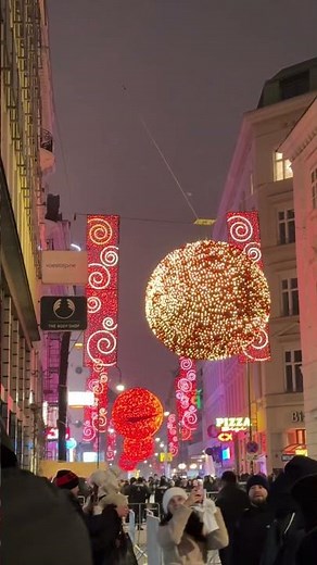 New Year at Midnight in Vienna — crowds, lights & the Pummerin bells at Stephansdom