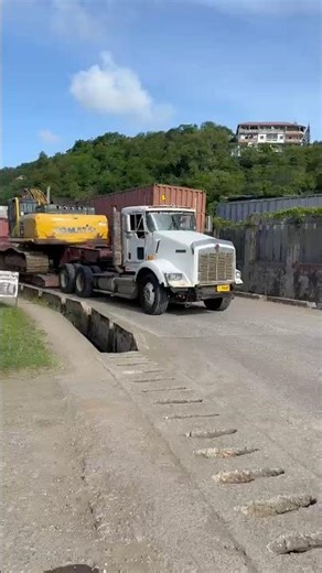 Kenworth t800 hauling #excavator ￼