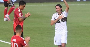 Vega: lágrimas y fútbol en su último partido profesional